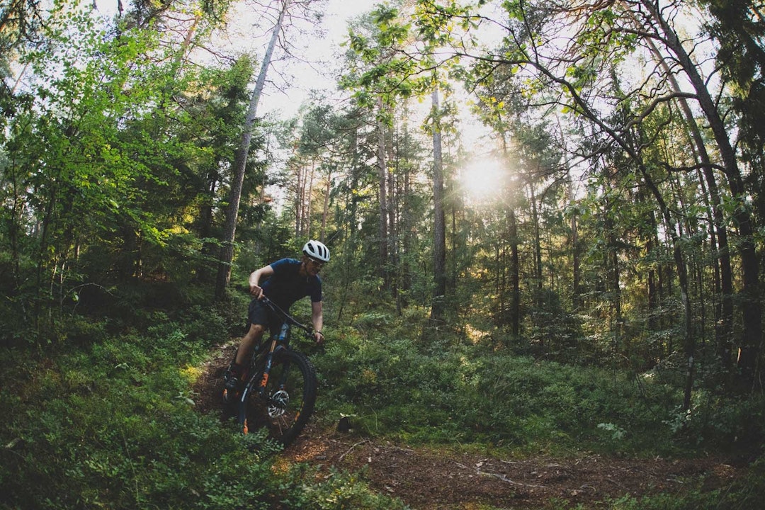 LOKAL POKAL: Rune Hauan på en av Nøtterøys mange fine flytstier. Foto: Kristoffer H. Kippernes stisykling Nøtterøy