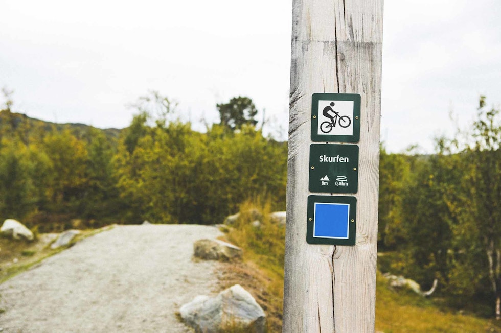 GODT SKILTET: Skurfen finner du ved å følge disse skiltene. Foto: Kristoffer H. Kippernes skurfen stisykling geilo