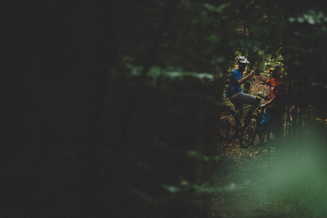YEAH! Knoke-dunk etter fete stipartier hører med. Foto: Kristoffer H. Kippernes stisykling-nøtterøy-0016