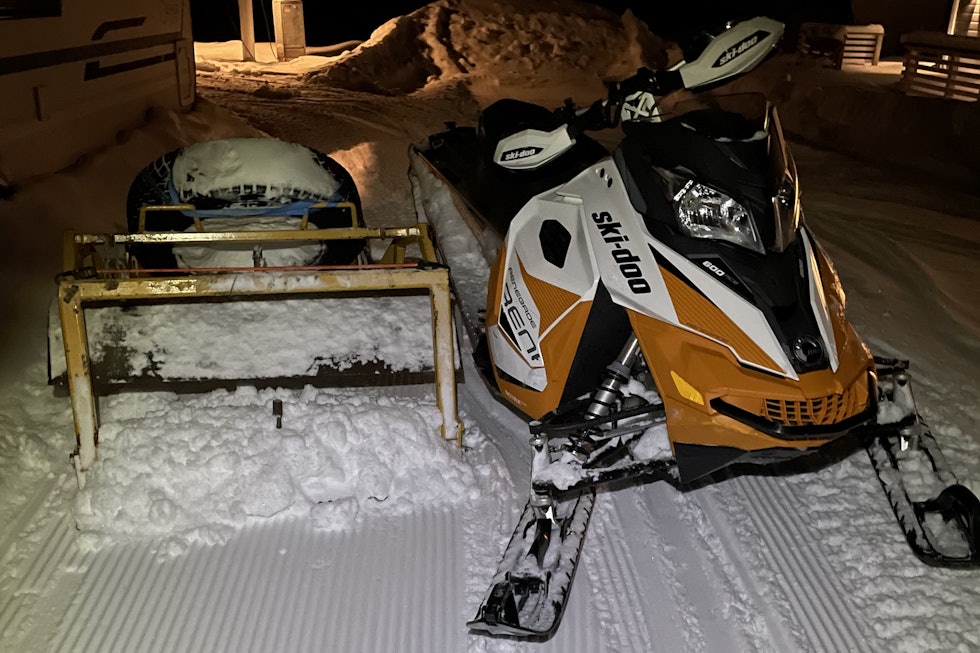 NY PLOG: Den nye plogen som er lokalt utviklet gjør fatbikeløypene bredere og fastere allerede på første gjennomkjøring. Foto: Agnar Thomassen Alta-plogen fatbikeløyper