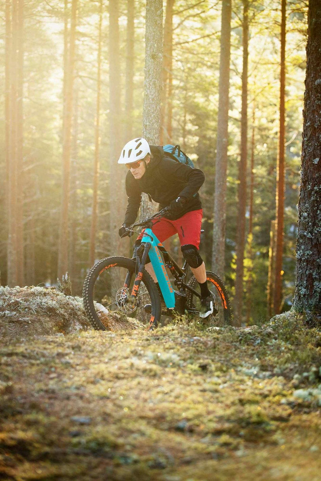 BAKVENDT: Med ekstra watt kan du komme deg opp klatringer du bare drømte om, eller ikke har orket. Øyvind Aas sykler for artighetens skyld opp en bratt utforkjøring under sykkeltesting i Trysil på Rocky Mountain Altitude Powerplay. Foto: Kristoffer H. Kippernes BAKVENDT: Med ekstra watt kan du komme deg opp klatringer du bare drømte om, eller ikke har orket. Øyvind Aas sykler for artighetens skyld opp en bratt utforkjøring under sykkeltesting i Trysil på Rocky Mountain Altitude Powerplay. Foto: Kristoffer H. Kippernes