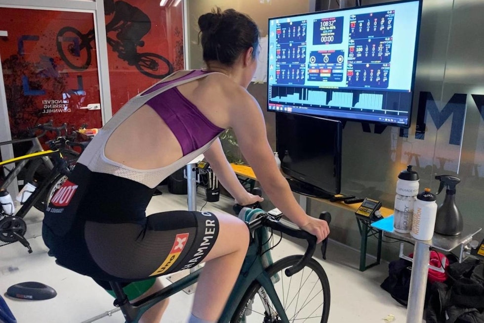 SKJERMTID: Mange finner motivasjon i å enten ha statistikk fra treningsøkta på skjermen, eller konkurrere virtuelt mot andre syklister på en TV. Foto: Ola Helleberg tv rulle sykling zwift