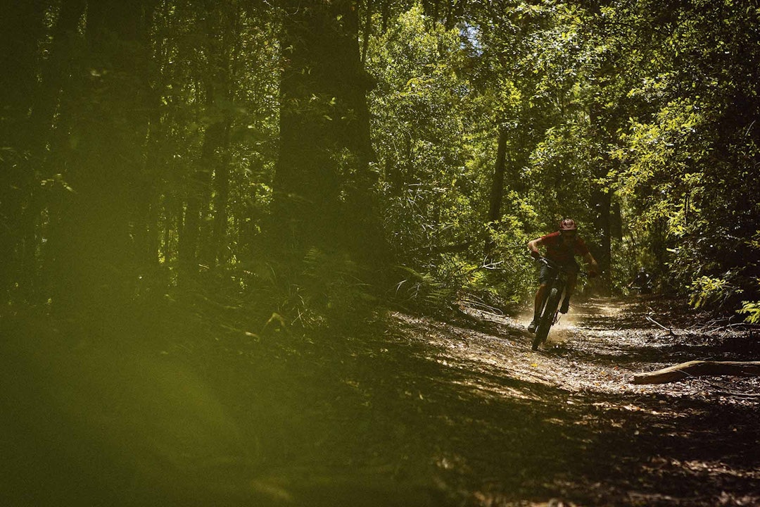 UVENTET MORO: I Australia fikk artikkelforfatteren bli med på villmarksekspedisjon. Mick Ross setter fart nedover på en Specialized Turbo Leve. Foto: Kristoffer H. Kippernes UVENTET MORO: I Australia fikk artikkelforfatteren bli med på villmarksekspedisjon. Mick Ross setter fart nedover på en Specialized Turbo Leve. Foto: Kristoffer H. Kippernes