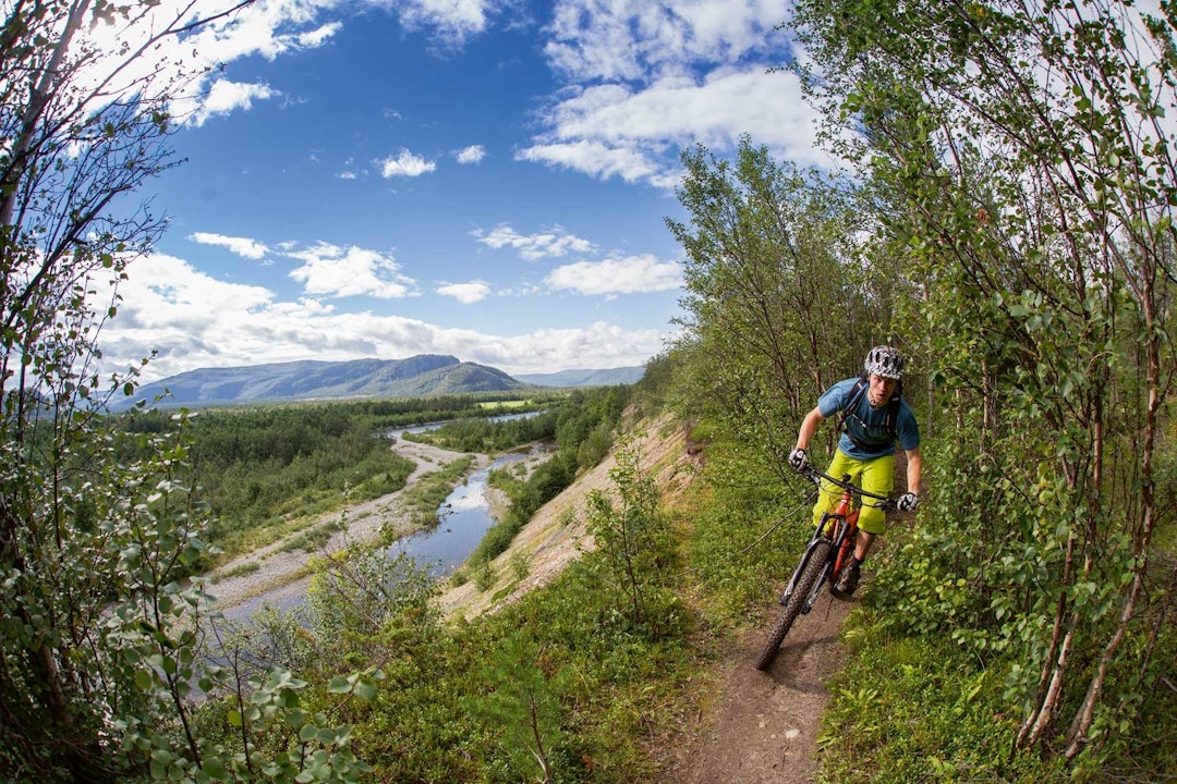 ELVELANGS: Erik Eide Bye følger stien langs Altaelva. Stisykling-Alta-2