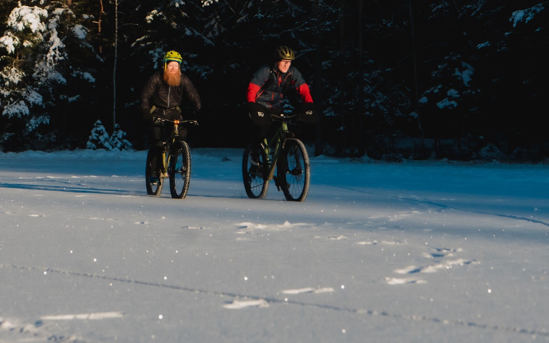 ISLAGT VANN: Sykle over islagte vann, er heller ikke noe de fleste av oss får gjort på sommeren. Bilde: Christian Nerdrum Sykling på islagt vann piggdekk