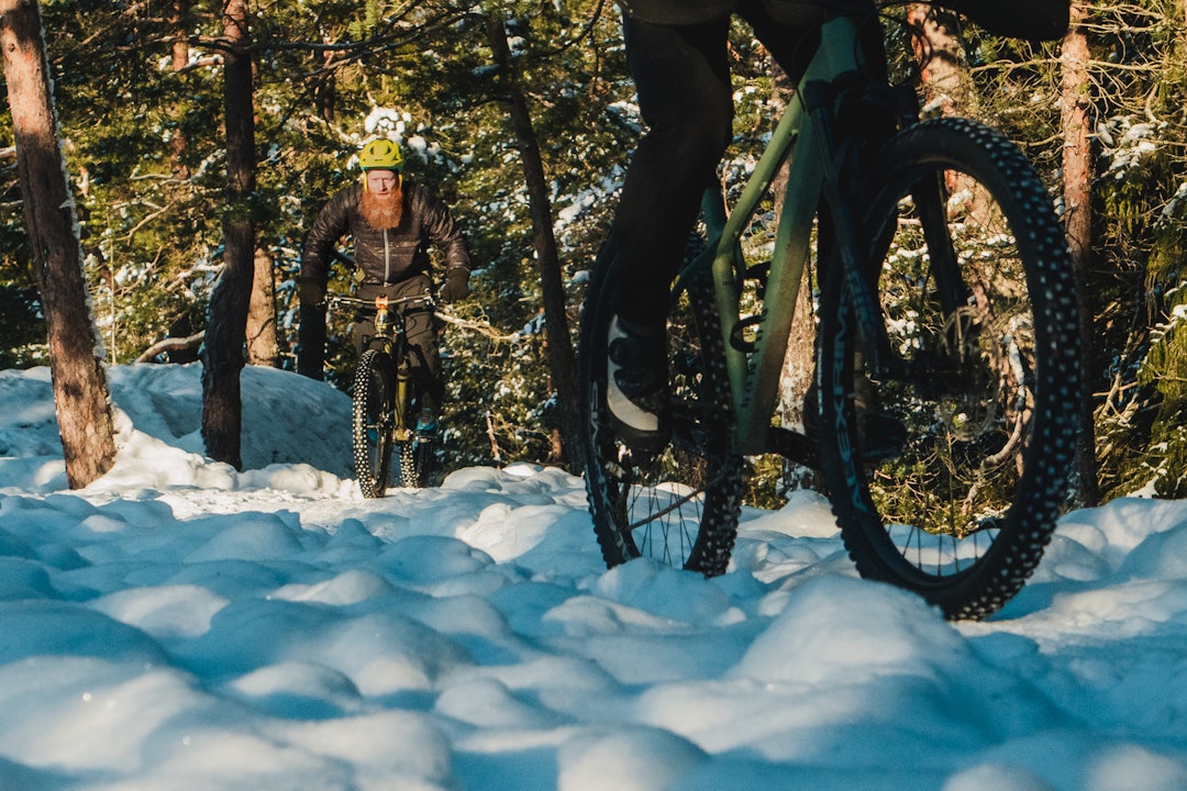 PIGGER: Piggdekk på sykkelen er et must når du ikke har oversikt over snø og isforholdene der du skal sykle. Bilde: Christian Nerdrum Piggdekk på sti stisykling vinter bilde: Christian Nerdrum