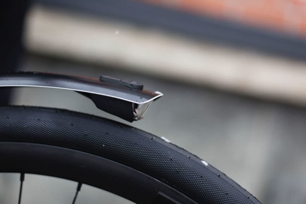 SLICKS: Dekk på bysykler kalles gjerne slick-dekk eller semislick-dekk, av mangelen på mønster. Hvor mye luft du skal ha i dem vil variere, da det finnes mange forskjellige størrelser.Foto: Kristoffer H. Kippernes luft i dekk bysykkel