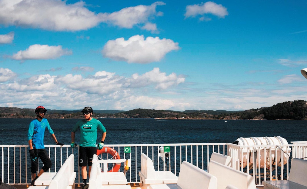 TUT-TUT: Bilfergene som går mellom øyene utenfor Kragerø har lite plass til biler, men mer enn nok plass til stisyklister. Thomas B. Svendsen og Morgan bakken lader opp til en lang dag i skjærgården. TUT-TUT: Bilfergene som går mellom øyene utenfor Kragerø har lite plass til biler, men mer enn nok plass til stisyklister. Thomas B. Svendsen og Morgan bakken lader opp til en lang dag i skjærgården.