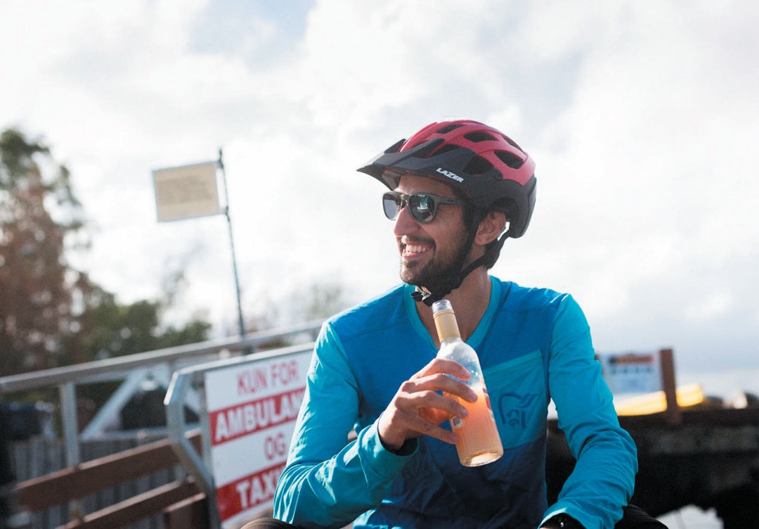 SOMMER OG SOL: Thomas B. Svendsen nyter en iskald eplemost på taxibåtholdeplassen på Skåtøy. SOMMER OG SOL: Thomas B. Svendsen nyter en iskald eplemost på taxibåtholdeplassen på Skåtøy.