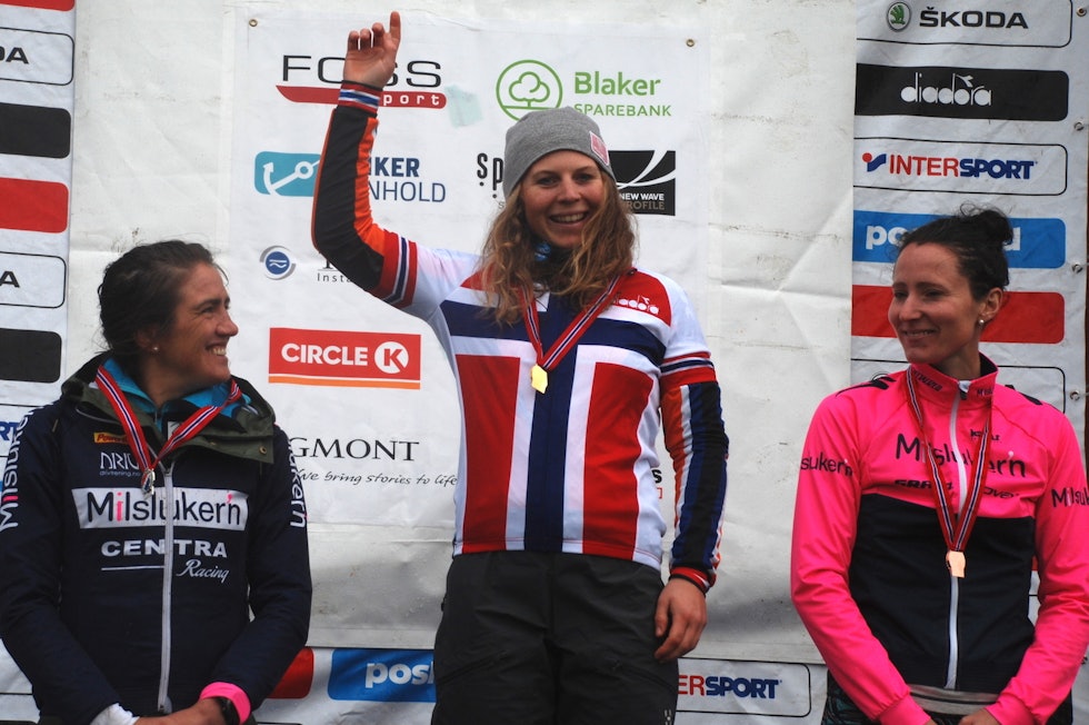 Pallen i dameklassen: Elisabeth Sveum vant foran Sunniva  Dring  (til venstre), mens Martine Stenbro tok tredjeplassen. Foto: Jon Wiik
