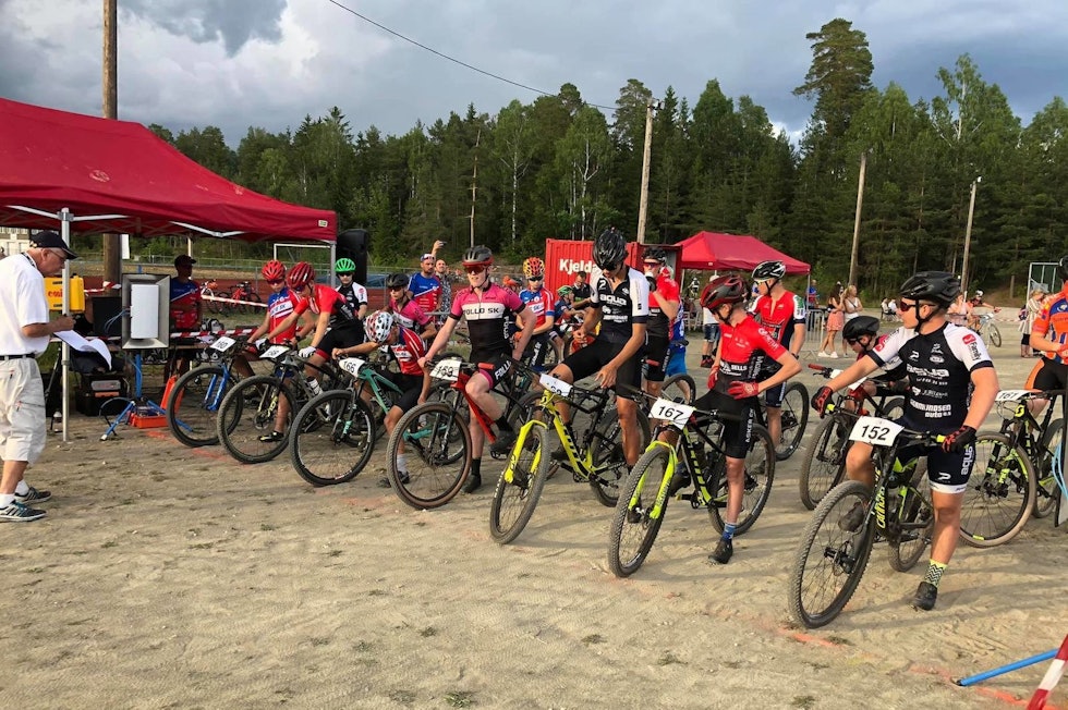 Koronatiltak gjorde at det var færre ryttere i hver puljer under første ritt i TeVeBu-cupen tirsdag kveld. Foto: Jan Cato Agard TeVeBu Cup 2020 Sande