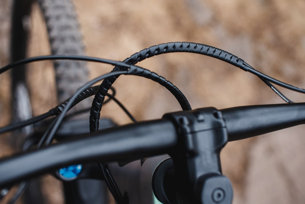 OPPRYDDING: Med to ekstra vaiere fra TwinLock-bryteren må Scott ty til spiralplast for å holde orden på kabelsalaten. Fint løst! Scott-Terrengsykkel-sykkeltest-Enduro-2020-4