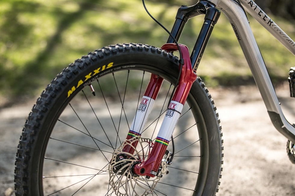 RETRO: Alt var kanskje ikke bedre før, men minnene om gamle RockShox-gafler lever videre med disse dekalene. sykkelen-min-privateer-Bendik-Stephan-3