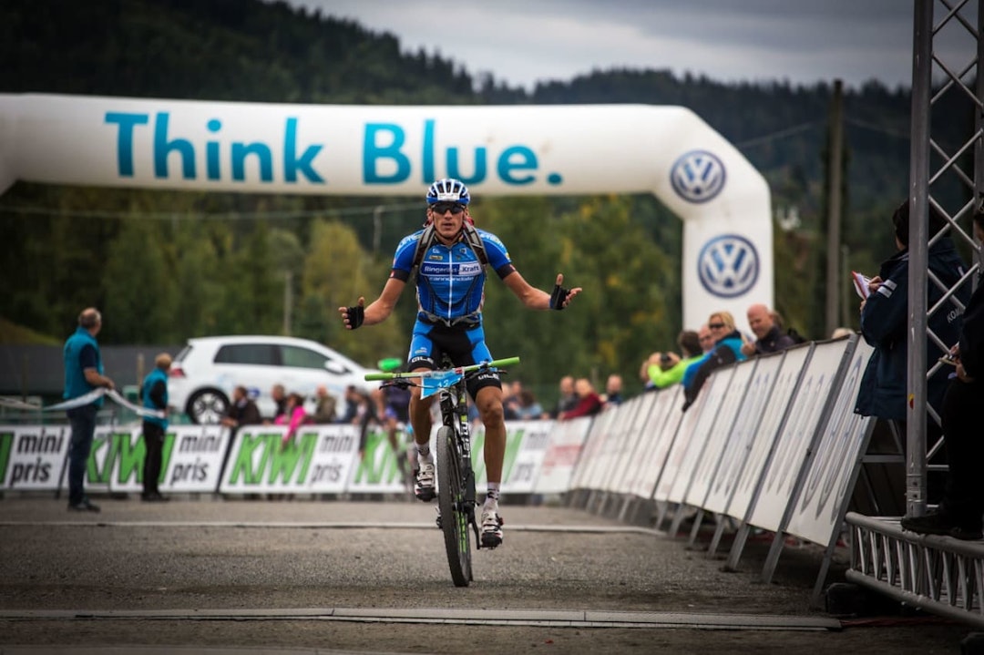 OPPGITT: Frederik Willmann vant mennenes eliteklasse i Birkebeinerrittet 2014, men slo oppgitt ut med hendene (foto: Snorre Veggan) OPPGITT: Frederik Willmann vant mennenes eliteklasse i Birkebeinerrittet 2014, men slo oppgitt ut med hendene (foto: Snorre Veggan)
