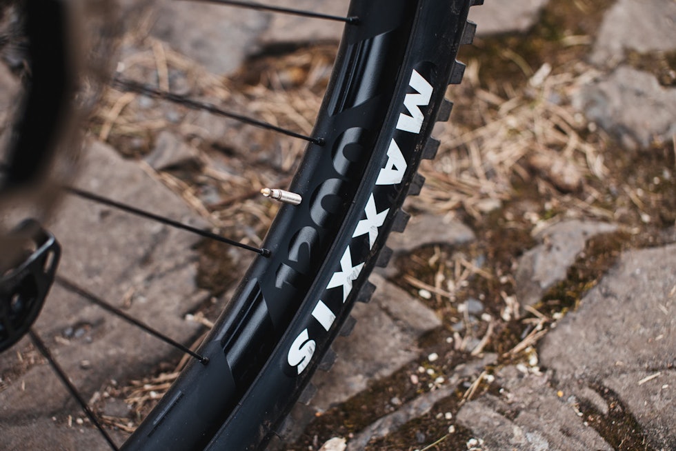 FOR LETTBEINTE: Karbonhjulene fra DT Swiss er blant bransjens letteste enduro-hjul. Canyon-Terrengsykkel-sykkeltest-Enduro-2020-4