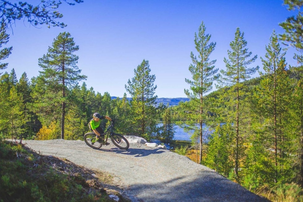 KOM I GANG: Nesbyen har alt i fra svært enkle stier, som her ved Trytetjern, til langt vanskeligere stier ned mot dalen, og alt i mellom. Foto: Kristoffer H. Kippernes stisykling nesbyen nybegynner