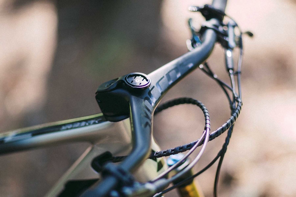 STRØKENT: Styret er klistra ned mot overrøret på ramma. På toppen av det spesielle styret fra Syncros sitter et pent integrert feste til Erik sin Garmin sykkelcomputer. erik hægstad sykkel