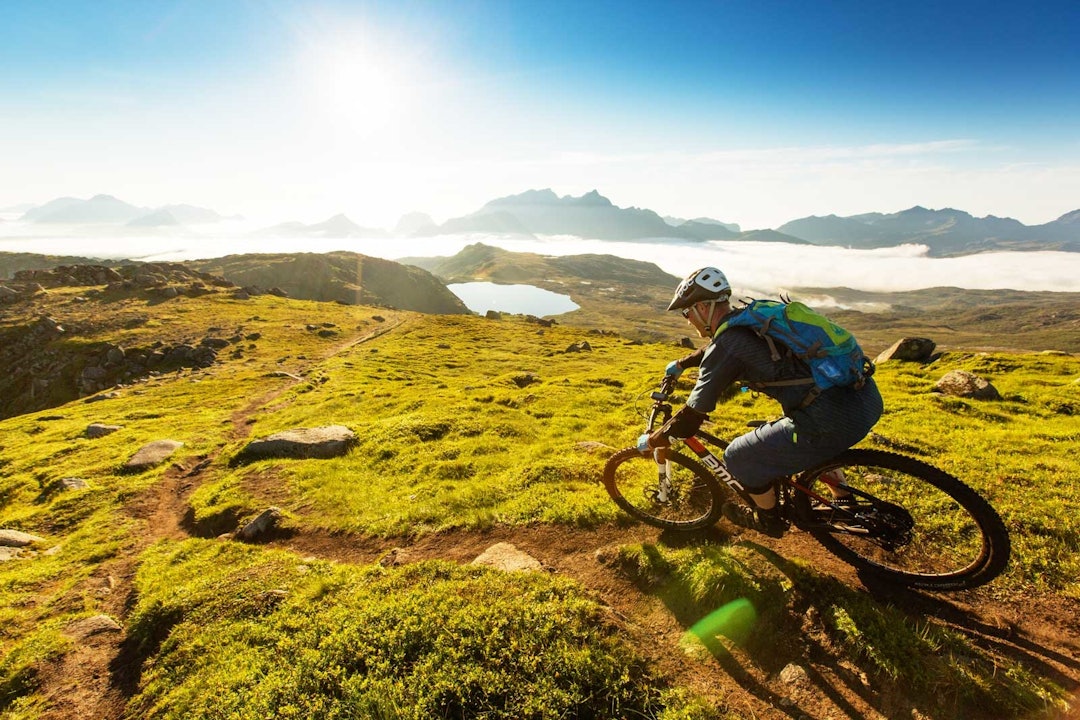 FRA TOPPEN OG NED: Fra Justadtinden på 738 meter over havet har du 360 graders panoramautsikt og en utforkjøring verdt å reise dit for. Lokal stisyklist Bjørn-Ståle Larsen tar fatt på øverste del. Stisykling-lofoten-3