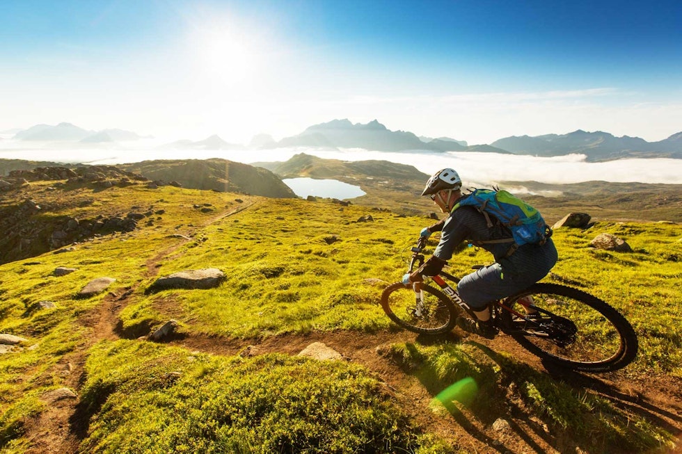 FRA TOPPEN OG NED: Fra Justadtinden på 738 meter over havet har du 360 graders panoramautsikt og en utforkjøring verdt å reise dit for. Lokal stisyklist Bjørn-Ståle Larsen tar fatt på øverste del. Stisykling-lofoten-3