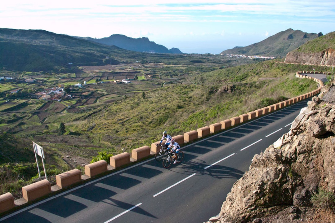 Det karakteristiske autovernet på Tenerife følger deg på veien. Tenerife cycling sykling guide landevei