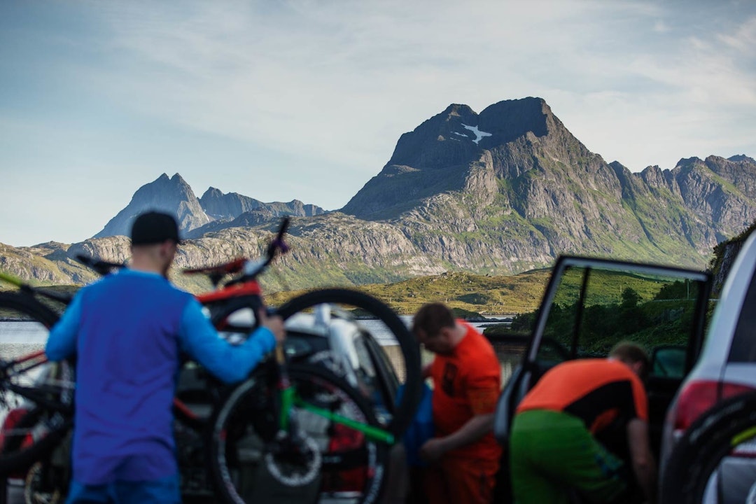 SOMMER SOM VINTER: Turen til Ryten starter ved samme parkeringsplass som man benytter hvis man skal nå den samme toppen på vinteren med ski og feller. Stisykling-lofoten-4