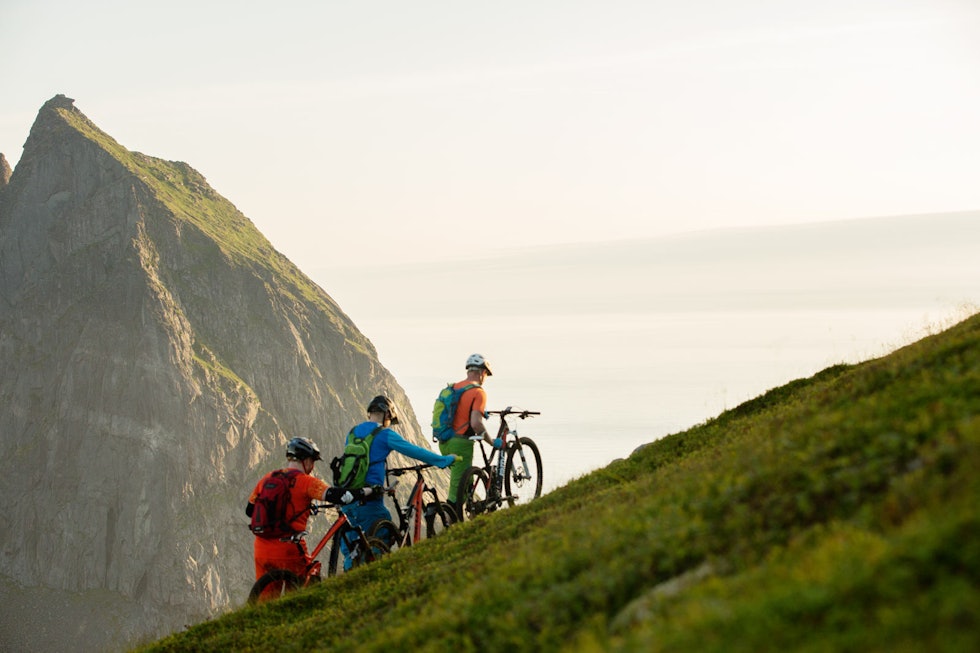 PUSHBIKE: Det finnes kanskje ikke noe godt norsk ord for hike-a-bike eller pushbike, men det å sykle i Lofoten innebærer at du må dytte, bære og trille sykkelen en god del. Men det er det verdt. Stisykling-lofoten-5