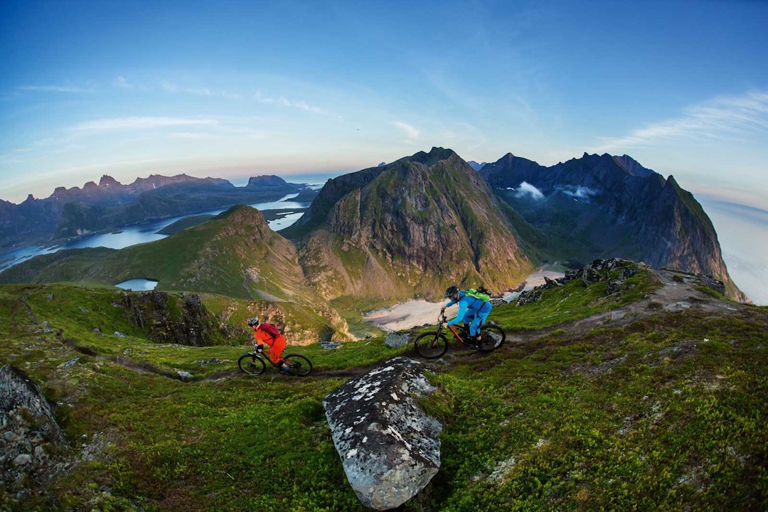 BELØNNING: Etter å ha dyttet syklene opp Ryten, er det bare å hanke inn belønningen i form av smal sti med storslagen utsikt. Stisykling-lofoten-7