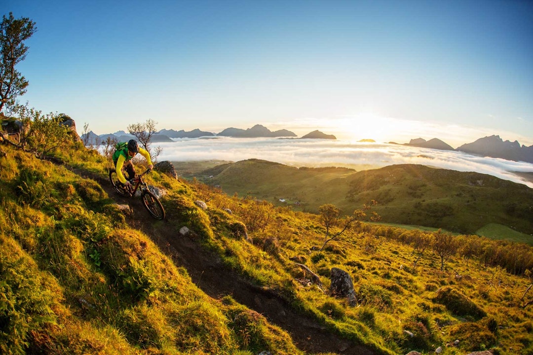 SMØRRIS: Eller Smørdalskammen som den heter, har blitt et populært reisemål for folk som vil prøve stisykling i Lofoten. Til og med utforlegenden Steve Peat har dratt hit for å spille inn reklamefilmer for sykkelsponsoren sin, Santa Cruz. Terrengsykkel fikk gleden av å bli guidet av samme mann som guidet han: Tommy Amundsen på dette bildet. Stisykling-lofoten-8