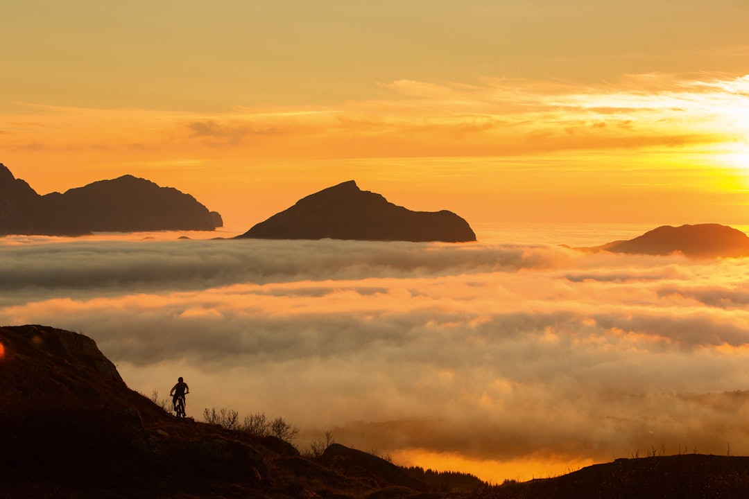 KLISJÉ: For blaserte nordmenn er det ikke alltid like lett å skjønne hvorfor turister oppsøker landet vårt. Men av og til er det helt selvfølgelig. Tommy Amundsen får med seg de aller siste solstrålene på stien som går til Smørdalskammen. Stisykling-lofoten-9