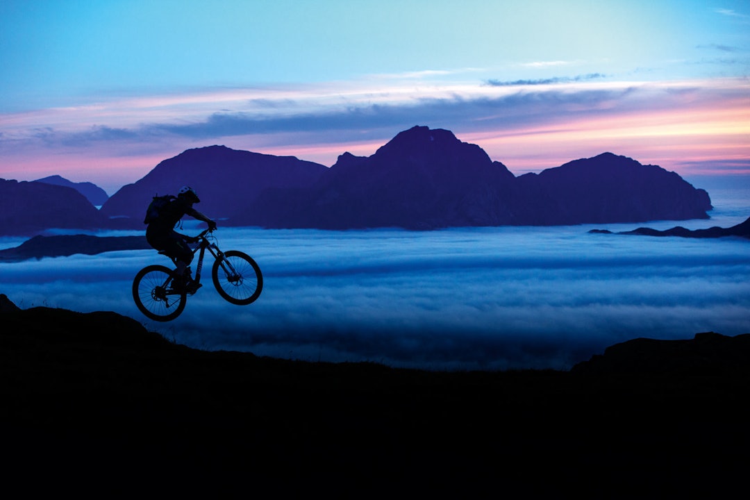 NEDTUR: En skikkelig bra nedtur. Tre nedturer var alt vi trengte for å skjønne at Lofoten bør besøkes med stisykkel. Bjørn-Ståle Larsen får luft under hjulene på vei ned fra Smørdalskammen. Stisykling-lofoten-10
