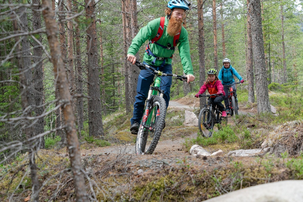 NYBEGYNNERTIPS: Aslak Mørstad dro til Trysil for å hjelpe mor (Irene Runningen) og datter (Live) med sykkelteknikken. Bilde: Christian Nerdrum