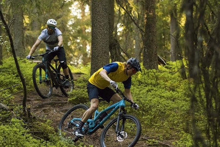 STI-RALLY: Du skal være god for å finne et terreng syklene i denne testen ikke takler med bravur. Øyvind Aas og Kristoffer H. Kippernes nyter tidenes vårføre i Oslomarka på det siste og beste innen stisykler. Foto: Snorre Veggan STI-RALLY: Du skal være god for å finne et terreng syklene i denne testen ikke takler med bravur. Øyvind Aas og Kristoffer H. Kippernes nyter tidenes vårføre i Oslomarka på det siste og beste innen stisykler. Foto: Snorre Veggan