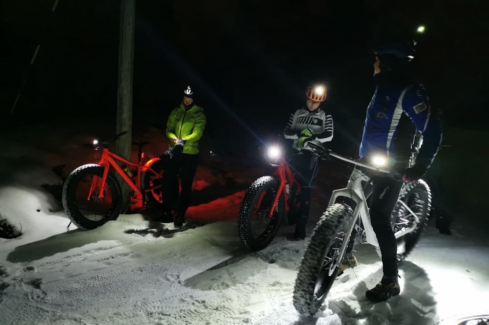 START: Daniel Boberg Leirbakken (midten) var første rytter ut på årets første ritt i fatbikekarusellen i Alta. Her med June Holter (til venstre) og Ivan Severinsen. Foto: Ida Marie Bøthun Fatbikekarusell Alta