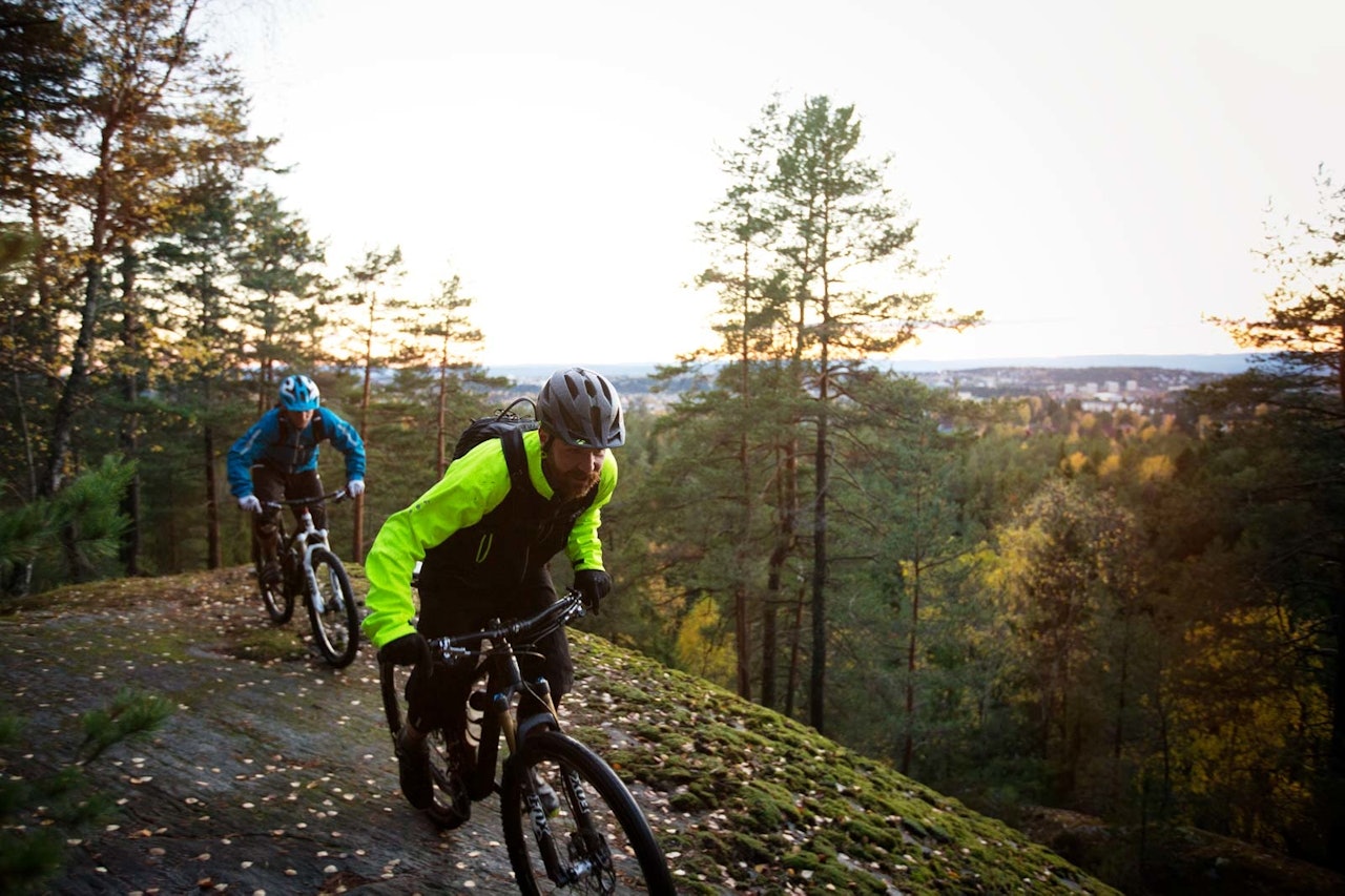 Trulsrunden er et populært utfartsmål for stisyklister i Oslo. Knut Lønnqvist og Bård Sturla Stokke får såvidt utsikt over byen på ett av svabergpartiene i Østmarka. / Stisykling i Norge.