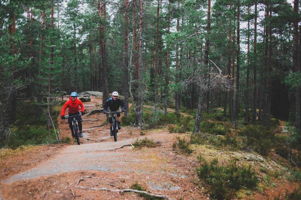 FIN STI: Trond Vidar Storhaug Kjellén og Christian Korvald på et av mange fine stipartier i Trulsrunden. Foto: Kristoffer H. Kippernes stisykling-trulsrunden-1
