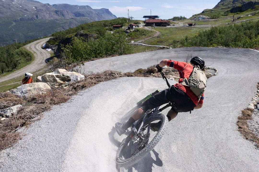 UTSIKT: Den nye stien i Hemsedal gir deg bra utsikt. I bakgrunnen skimtes heisen som tar deg til topps. Foto: Kalle Hägglund stisykling hemsedal flytsti heis