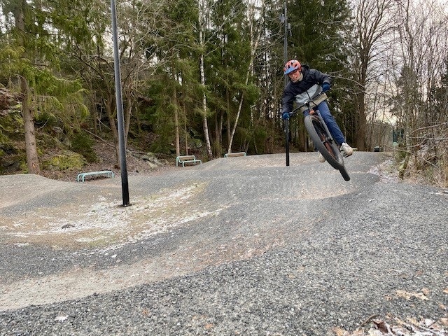 Pumptracken på Ammerud er kompakt og leken. Erlend Røhrt tester ut. Pumptrack Ammerud Groroud