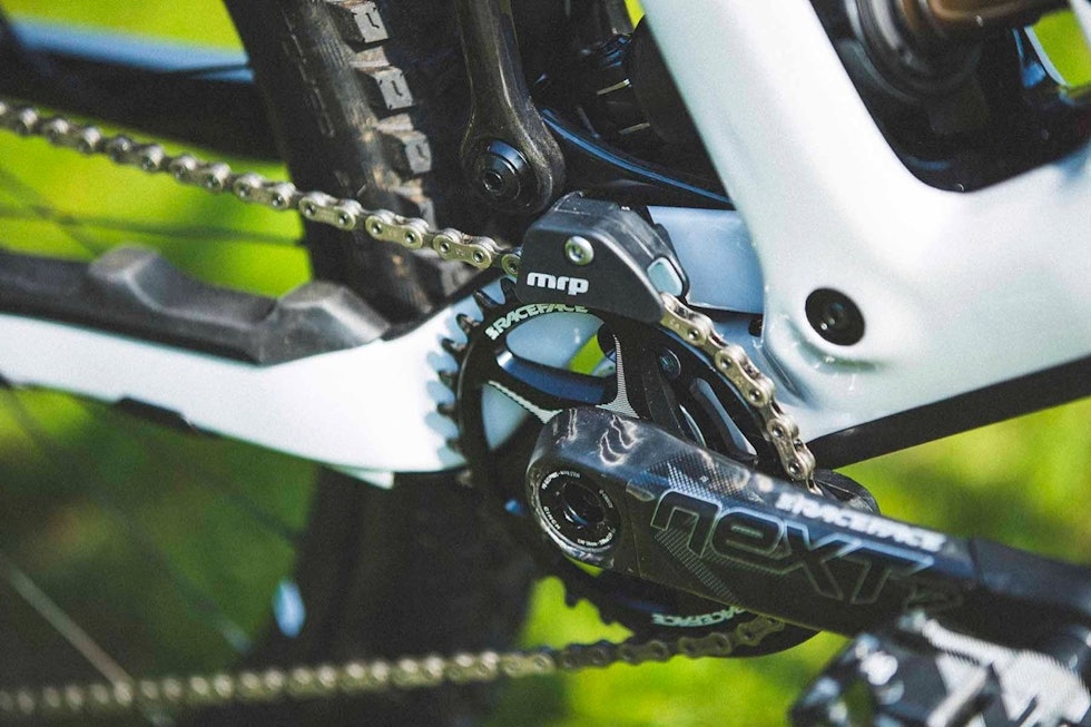 JÅLERI: Karbonkrank på en så rendyrket enduroslede som nye Enduro er mer jåleri enn funksjon. Den tilfører lite mer enn økt pris. JÅLERI: Karbonkrank på en så rendyrket enduroslede som nye Enduro er mer jåleri enn funksjon. Den tilfører lite mer enn økt pris.