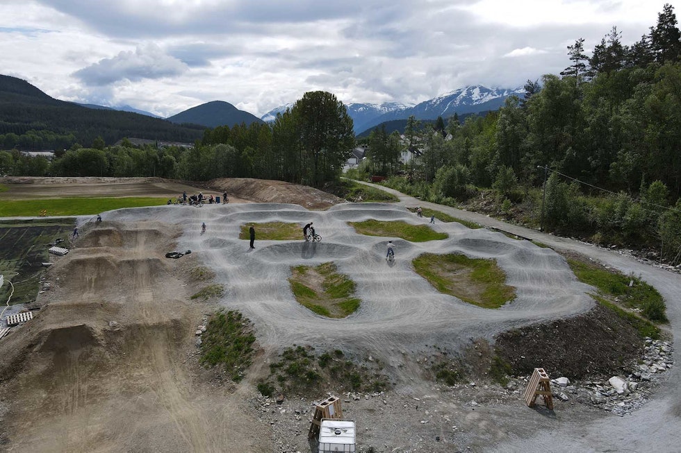 HEFTIG: Pumptracken på Kaupanger er bygd av proffer. Foto: Henrik Ulleland pumptrack kaupanger sogndal