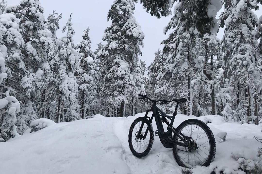 SMAL STI: Det gjelder å holde seg til den smale stien der underlaget er fast. Foto: Remi Lelievre stisykling vinter østmarka trulsrunden