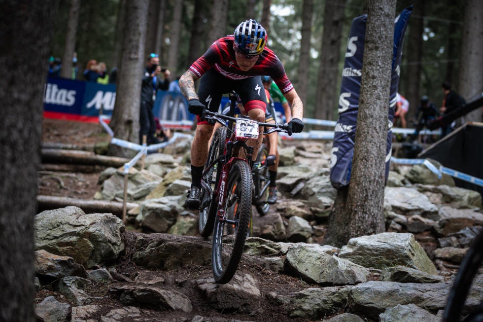 GJENNOMBRUDD: Simon Andreassen syklet fra bakerste startrekke til seier i 2020-sesongens første verdenscupritt i Nove Mesto. Simon Andreassen