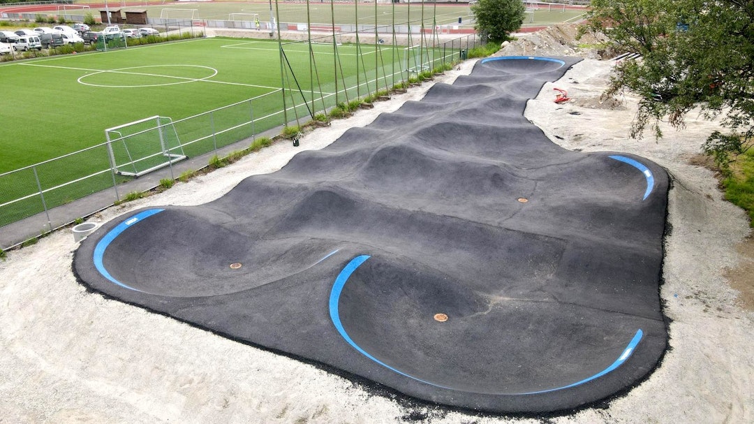 MELLOMSTOR: Pumptracken i Sauda er på 650 kvadratmeter og et mellomstort anlegg i norsk målestokk. Foto: Trailhead Nesbyen Pumptrack Sauda