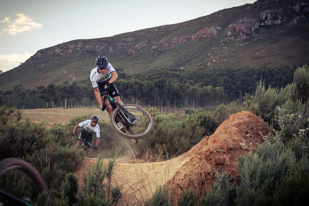 HJEMMEBANE: Alan Hatherly er fra Durban men trener mye på stiene i Stellenbosch utenfor Cape Town - her på velkjente G-Spot med Manuel Fumic på hjul. Alan Hatherly
