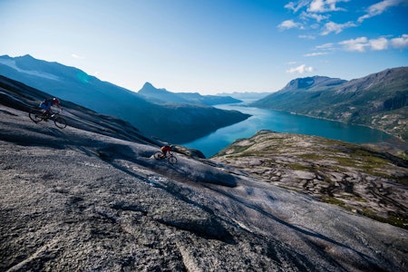 SVAPARADIS: Nydelig svasykling og superlekent terreng på Reinnesfjellet i Skjomen. Foto: Mattias Fredriksson Sykkel Norge
