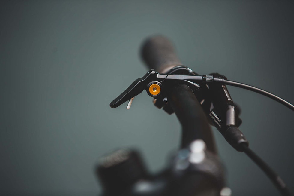 UTSTÅENDE: Senkepinnebryteren på Gekko-sykkelen står i en posisjon der den er vanskelig å nå med tommelen, men gjerne stikker deg i låret.