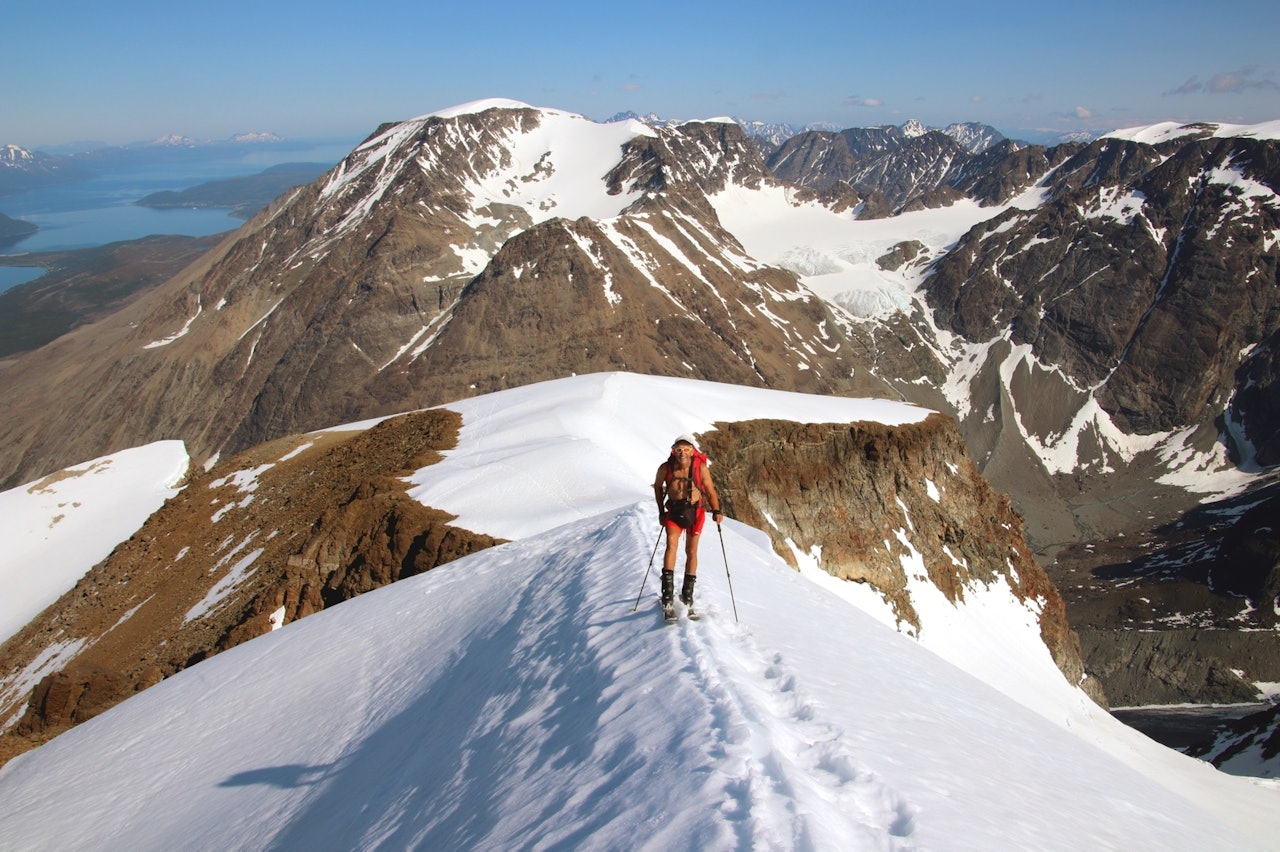 JIEKKE I JULI: Ingen sommer uten ski. Her er Espen Nordahl på vei mot Jiekkevarri. Foto: Privat Jiekkevarri