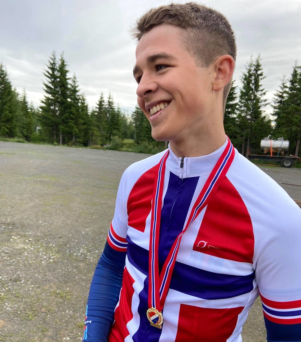 NM-GULL: William Høines Larsen etter seieren på rundbanerittet lørdag, helgas første NM-gull. Foto: Bernt Enge Larsen NM-XCO-2021-William-Hoeines-Larsen