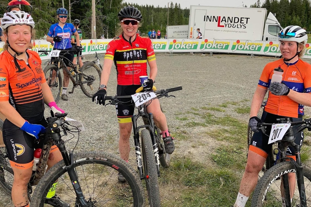 NM-PALLEN: Årets norgesmester Helene Marie Fossesholm (til venstre) sammen med bronsevinner Ingrid Sofie Bøe Jacobsen (midten) og sølv-medaljør Elisabeth Sveum etter rundbane-NM på Veldre Sag lørdag kveld. Foto: Jon Erland Fløgstad NM rundbane 2021 kvinner