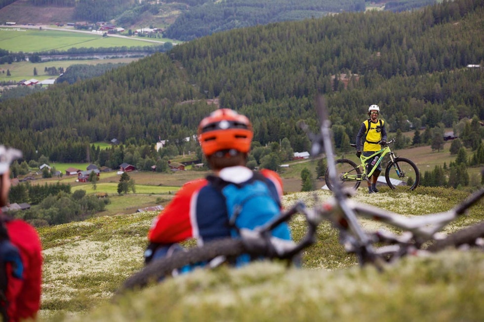 BARE GLIS: Flere av partiene ned fra Tronfjell var så morsomme at vi måtte stoppe og sykle dem om igjen. Og smile. Stisykling-i-Alvdal-2