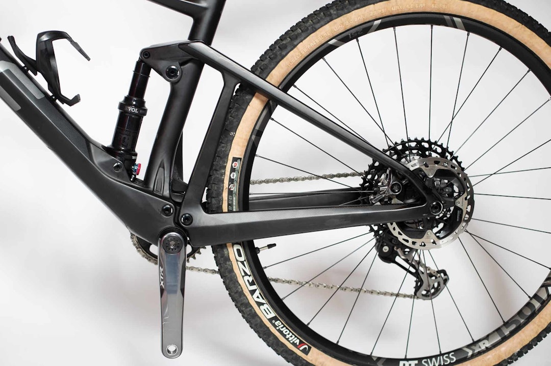 APS: BMC kaller sitt multilink-oppheng for Advanced Pivot System. Det minner en del om DW-link i funksjon. APS: BMC kaller sitt multilink-oppheng for Advanced Pivot System. Det minner en del om DW-link i funksjon.